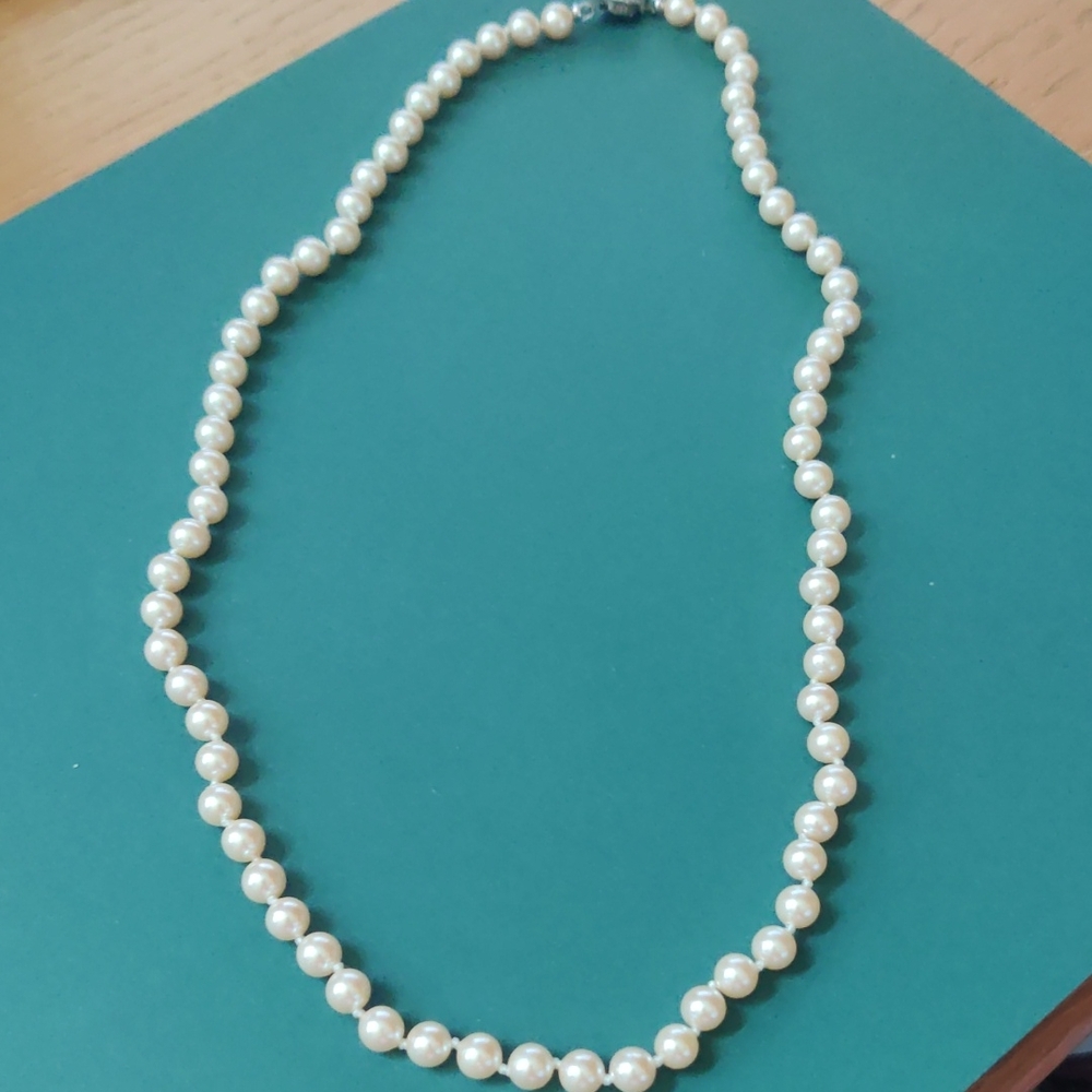 Cream Pearl Necklace with Lustrous Finish